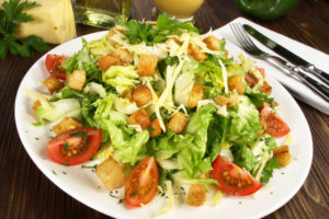 Croutons auf Caesars Salat