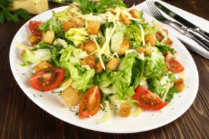 Croûtons auf gemischtem Salat